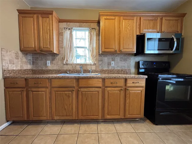 $800 | 422 West Burleson Street, Wharton, TX 77488