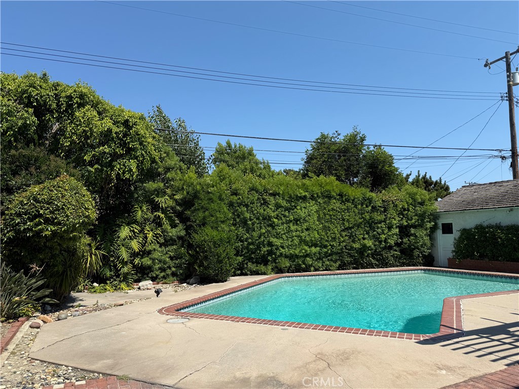 11682 Harrisburg Road Los Alamitos, CA 90720 - Photo 22 of 23 a backyard of a house with lots of green space
