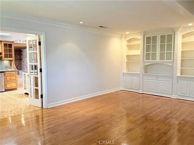 an empty room with windows and pillars in it