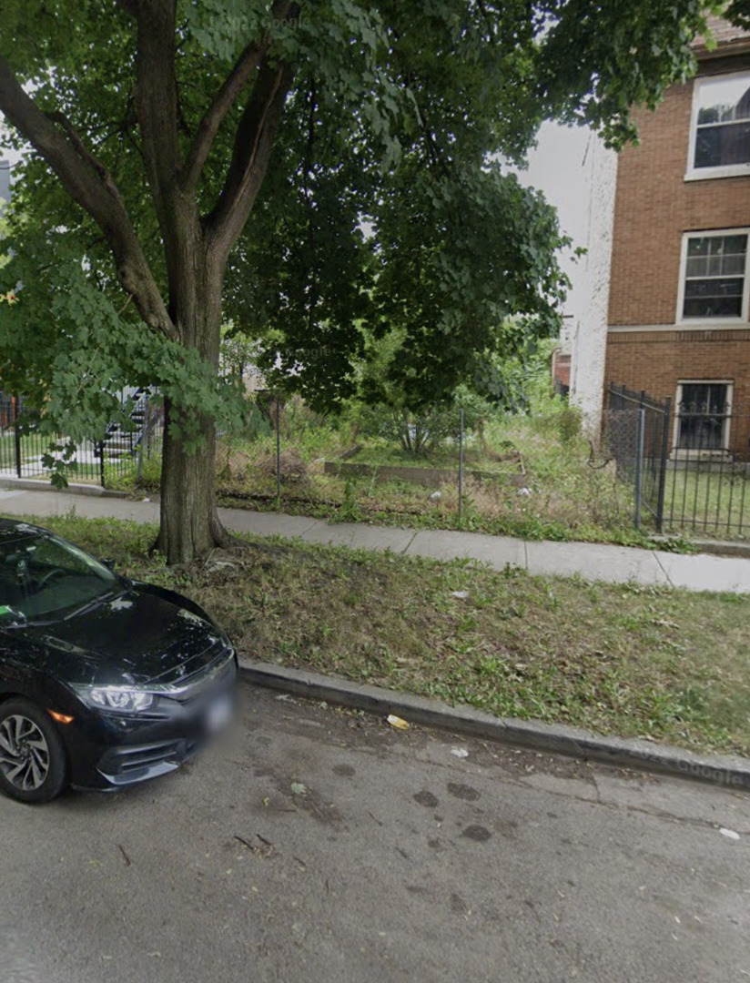 a view of a yard with car parked