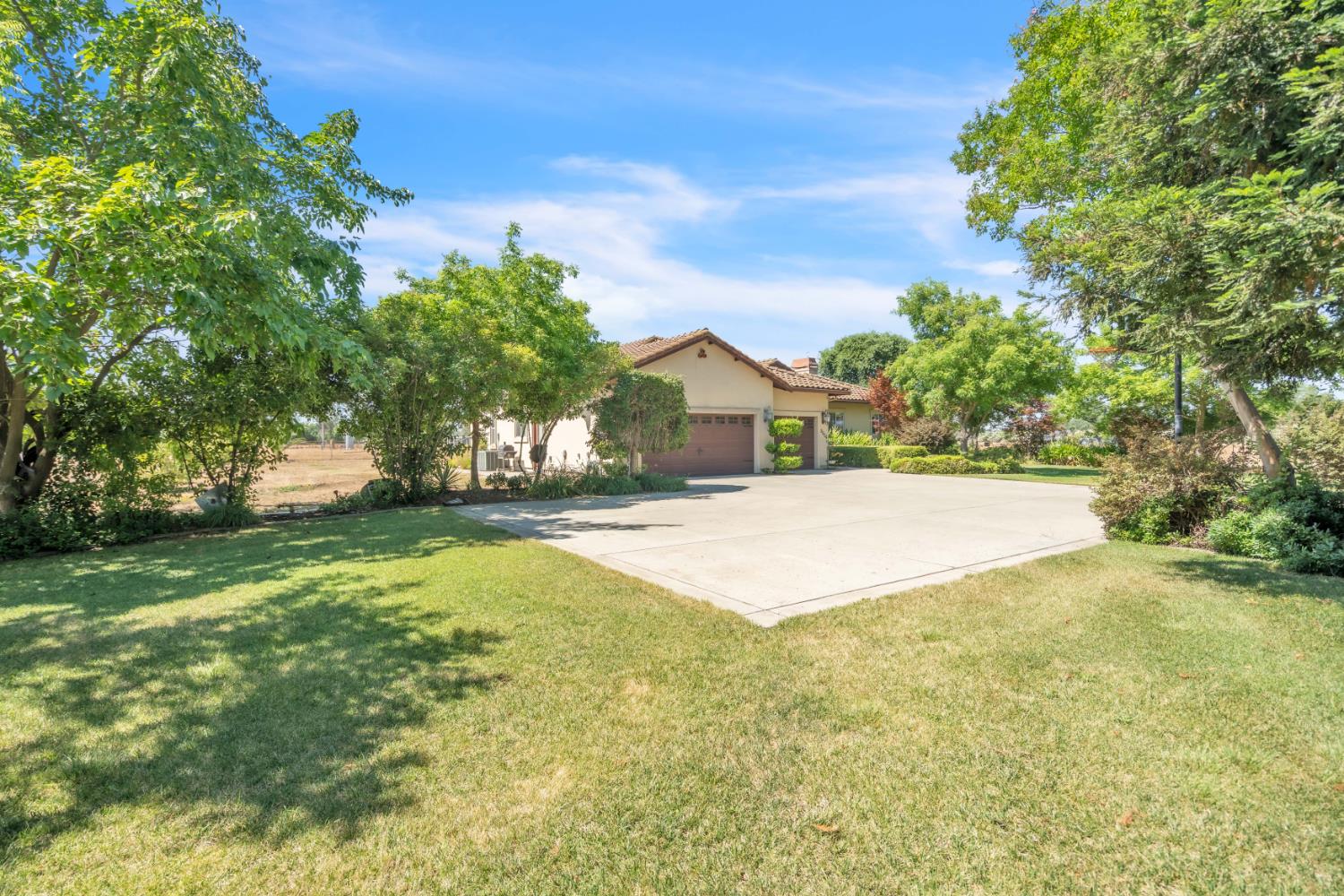 8654 Bradshaw Road Elk Grove, CA 95624 - Photo 2 of 39