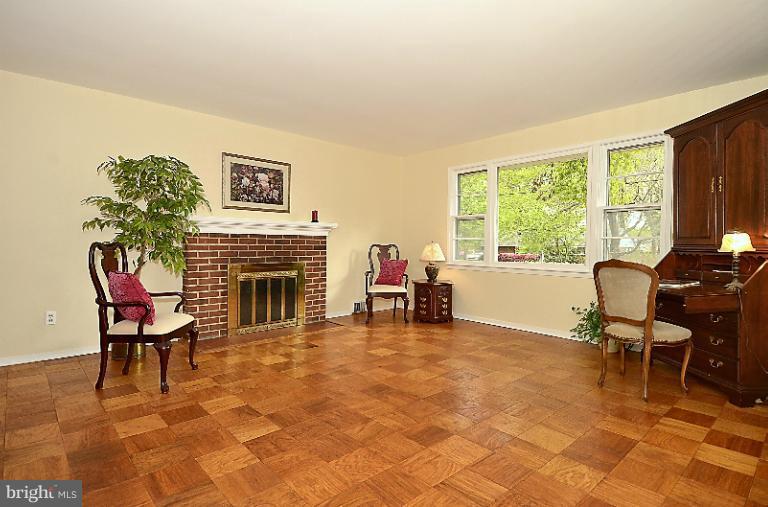 7526 Jervis Street Springfield, VA 22151 - Photo 1 of 28 Living Room