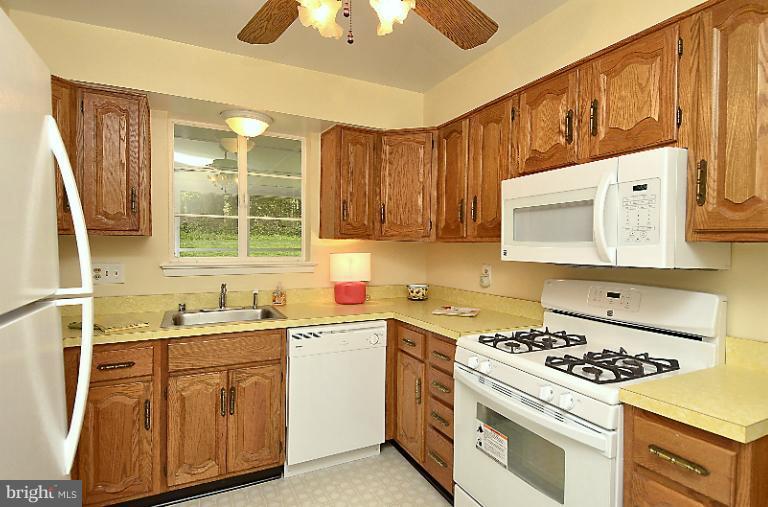 7526 Jervis Street Springfield, VA 22151 - Photo 2 of 28 Kitchen