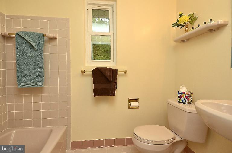 7526 Jervis Street Springfield, VA 22151 - Photo 3 of 28 Bath