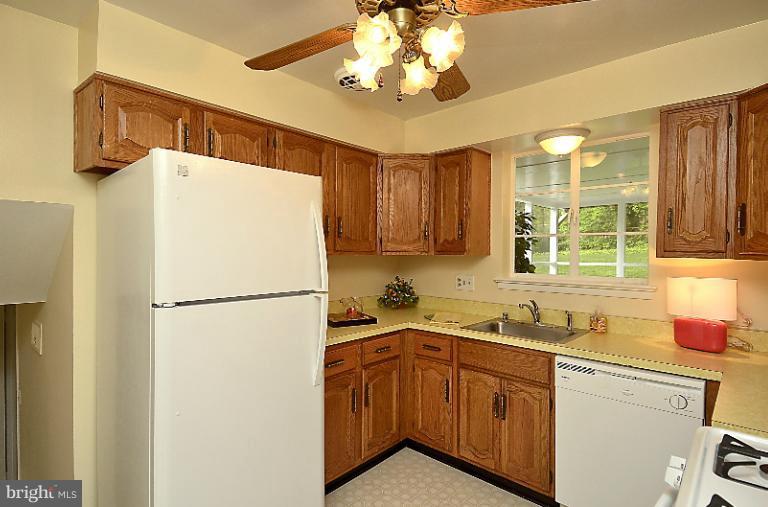 7526 Jervis Street Springfield, VA 22151 - Photo 21 of 28 Kitchen