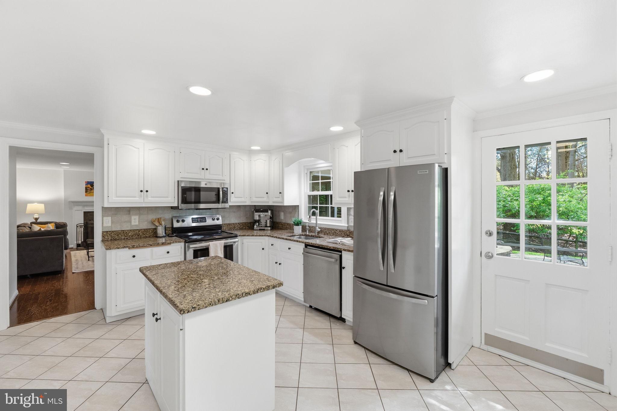 5 Infield Court South Potomac, MD 20854 - Photo 4 of 23 Kitchen