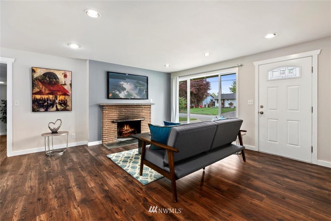 3725 Northeast 9th Street Renton, WA 98056 - Photo 4 of 26
