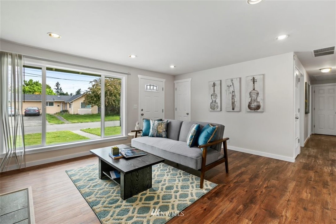 3725 Northeast 9th Street Renton, WA 98056 - Photo 5 of 26