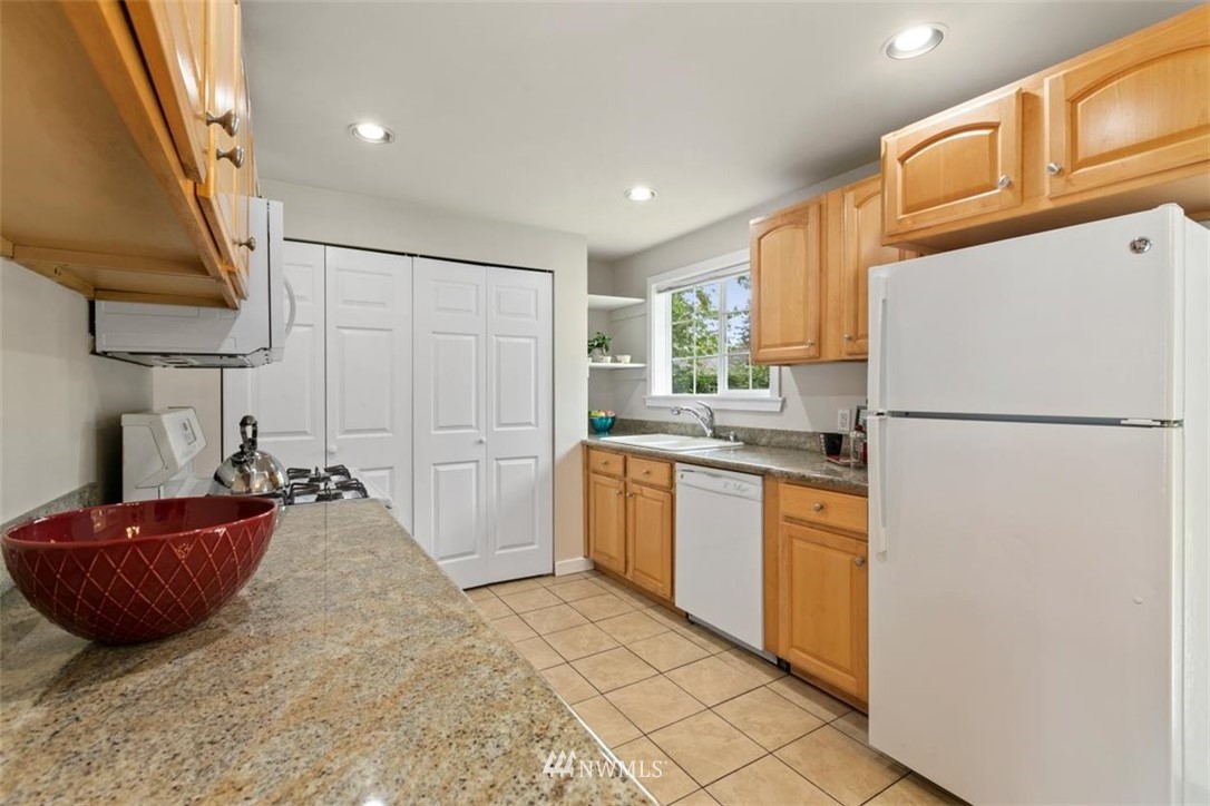 3725 Northeast 9th Street Renton, WA 98056 - Photo 8 of 26