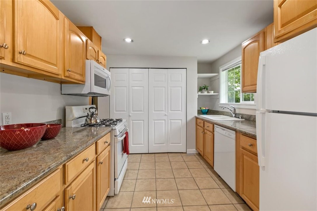 3725 Northeast 9th Street Renton, WA 98056 - Photo 9 of 26