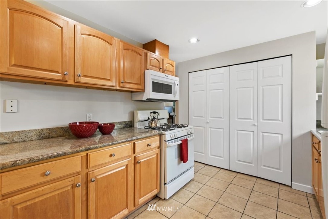 3725 Northeast 9th Street Renton, WA 98056 - Photo 10 of 26