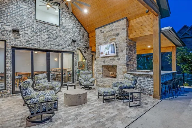 a view of an house with backyard and swimming pool