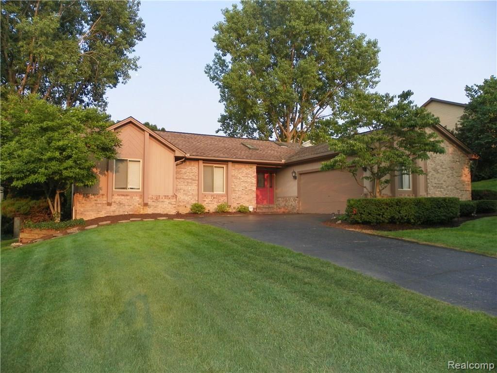 9554 Klais Road Clarkston, MI 48348 - Photo 1 of 19 100_1298.JPG