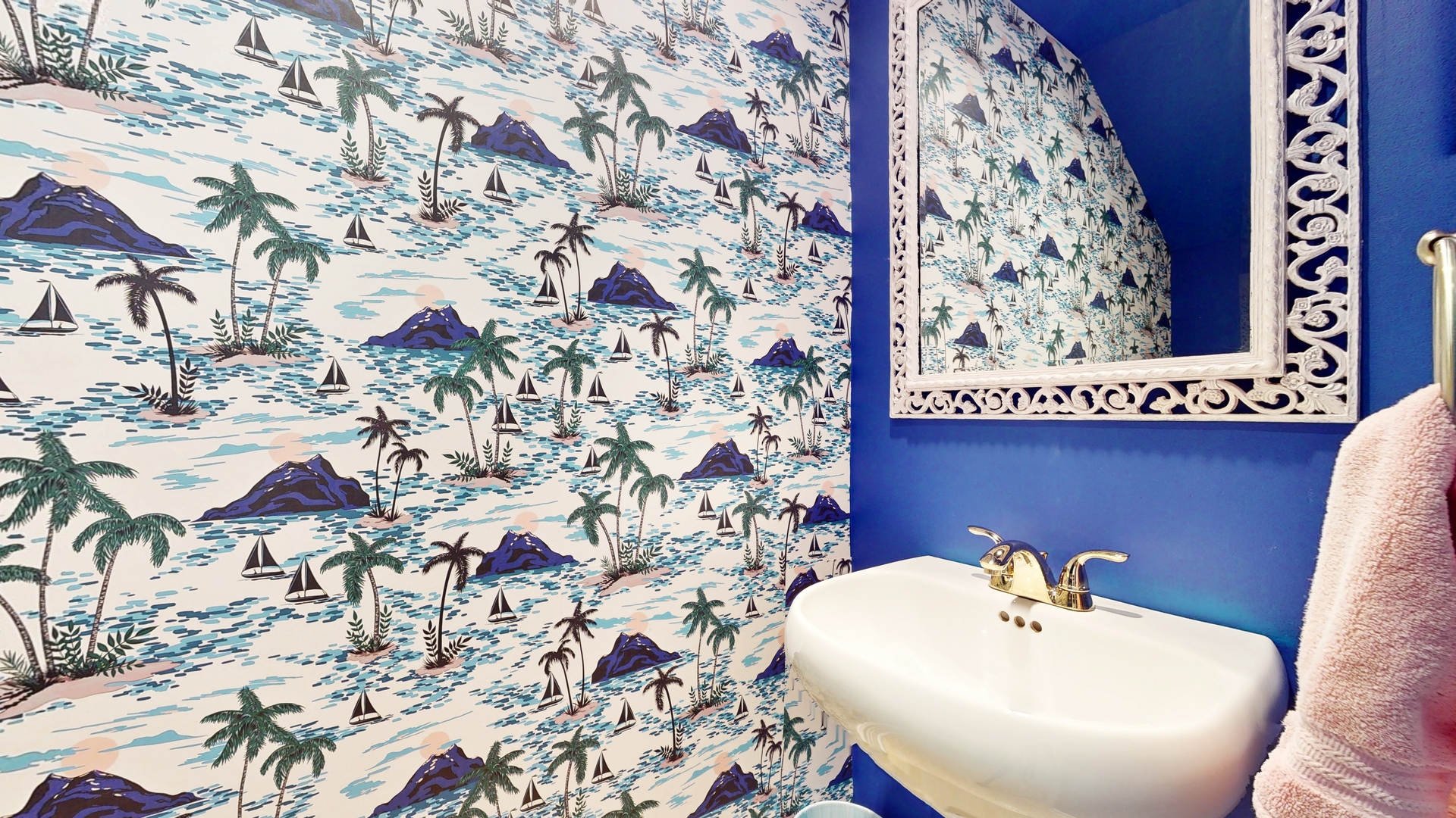 804 South Morgan Street Chicago, IL 60607 - Photo 6 of 32 a bathroom with a sink and a mirror