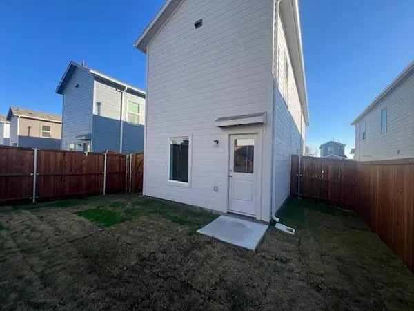 a view of a backyard
