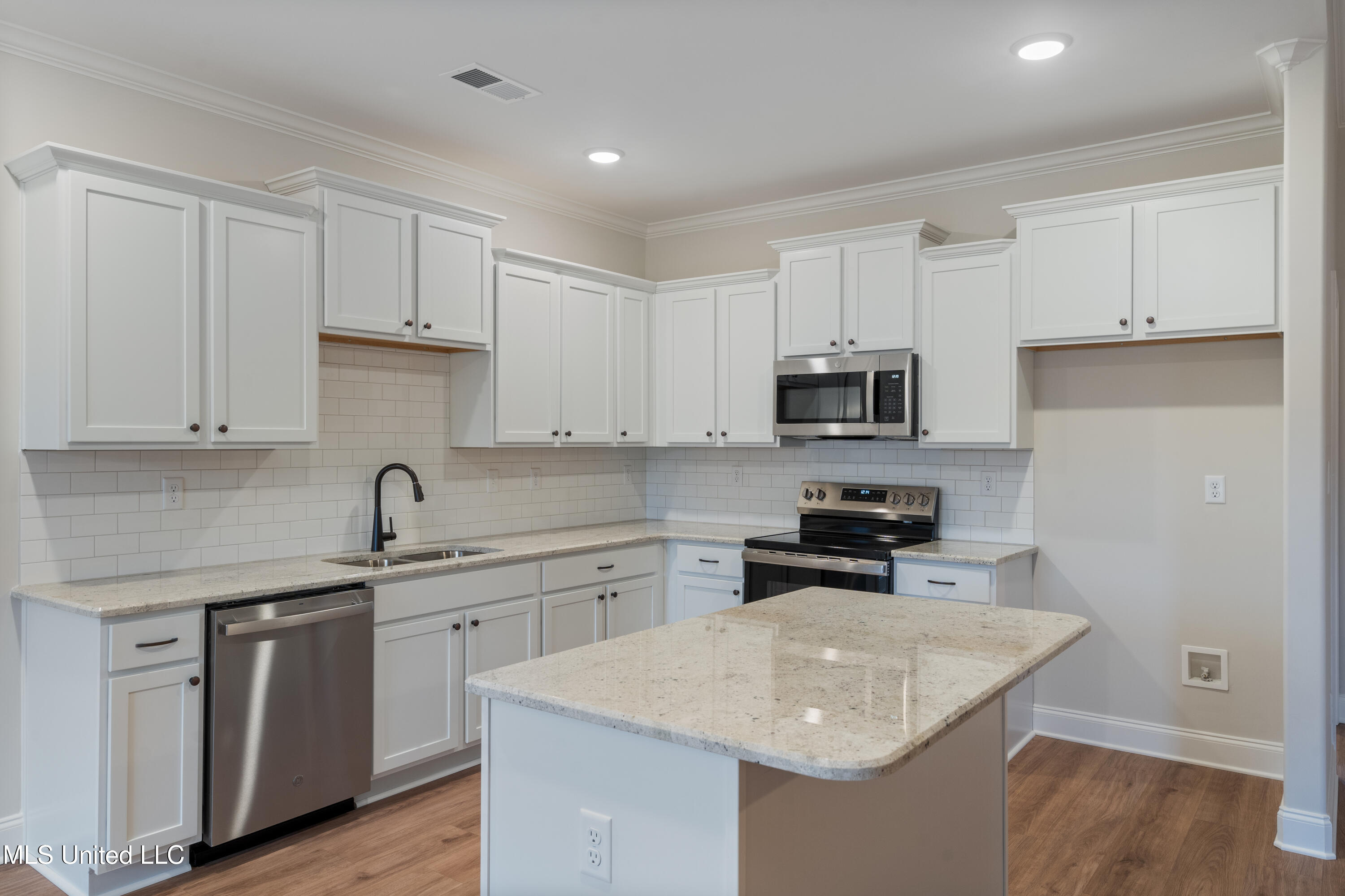 768 Lucas Lane Hernando, MS 38632 - Photo 11 of 31 kitchen angled