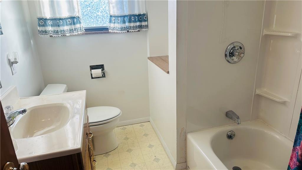 133 Old Pike Road Freeport, PA 16229 - Photo 21 of 30 Full bathroom on main floor.