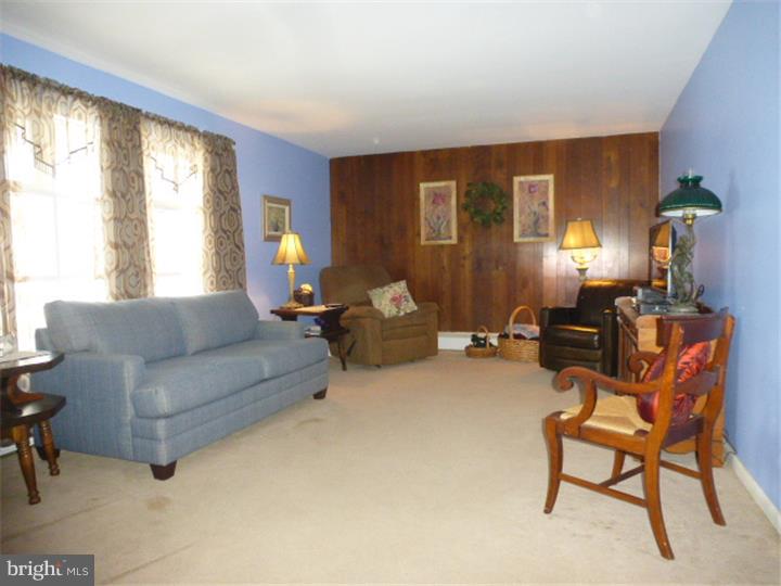 43 Federal City Road Ewing, NJ 08638 - Photo 5 of 25 Living Room