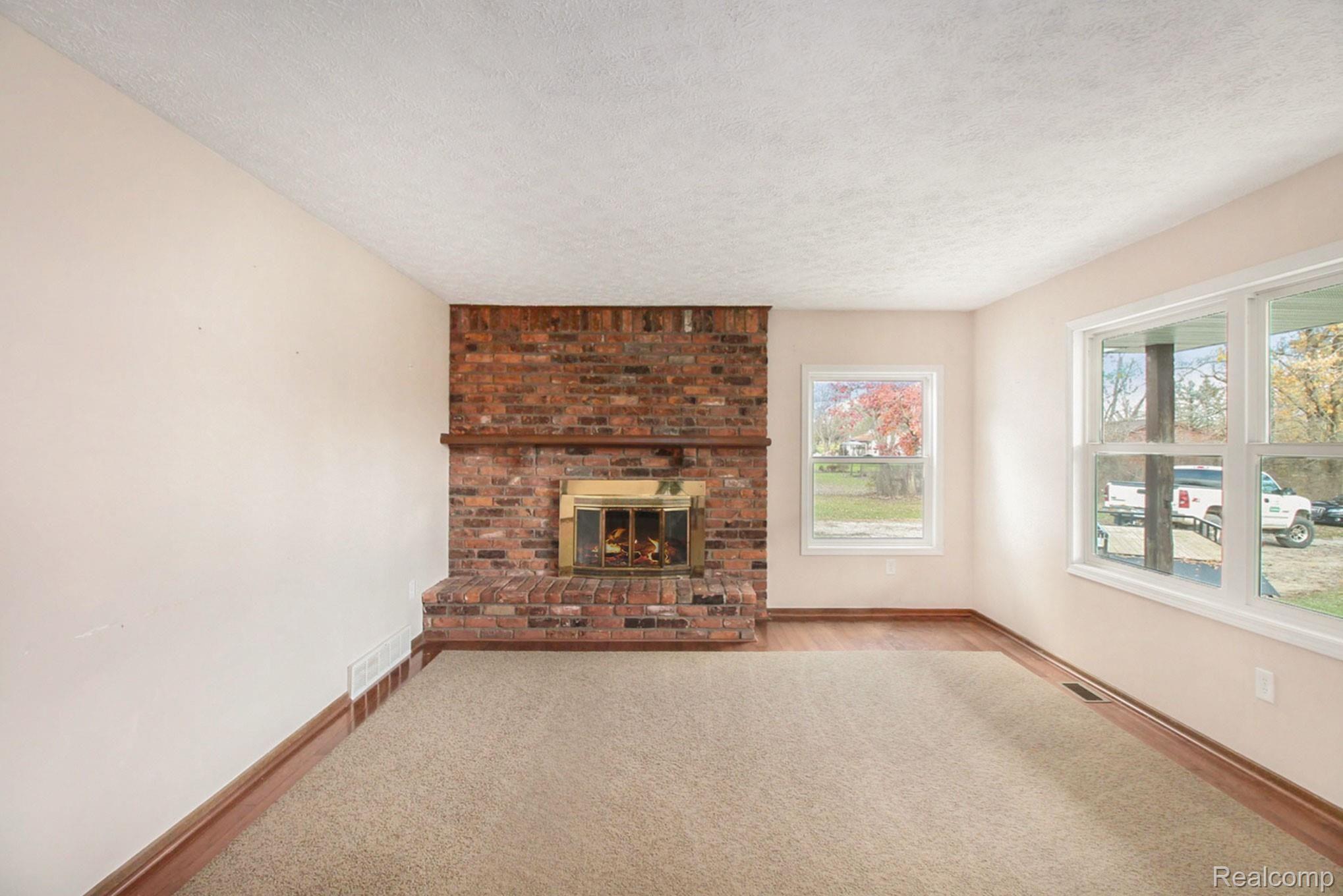 8323 North Gregory Road Fowlerville, MI 48836 - Photo 4 of 35 Gregory Rd Livingroom 2.jpg
