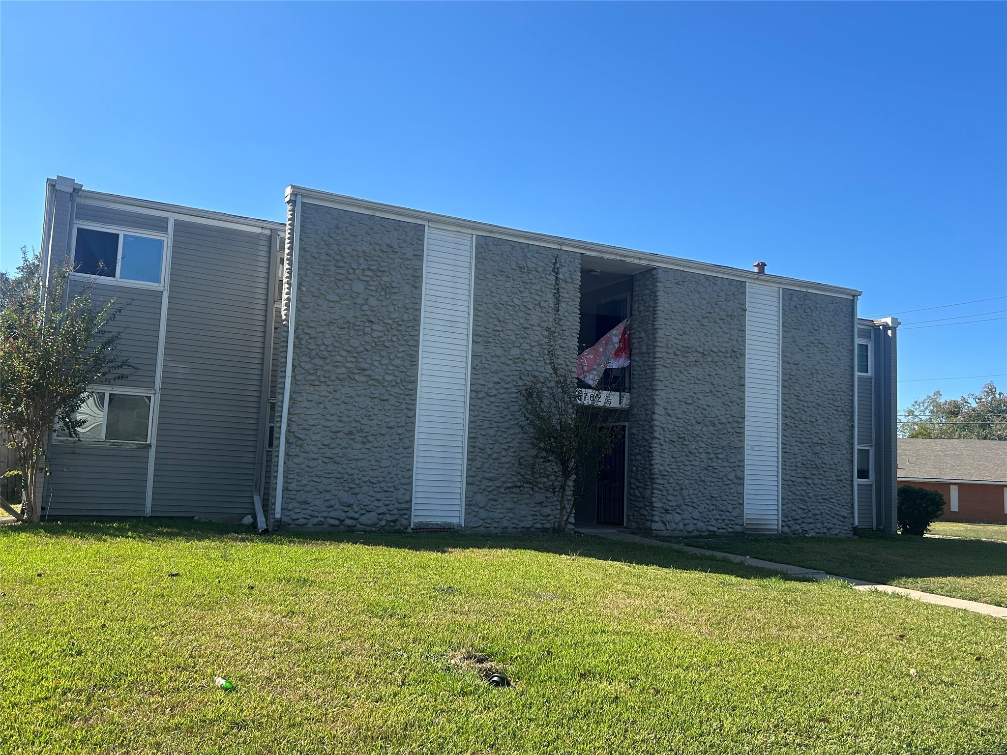 a view of a backyard