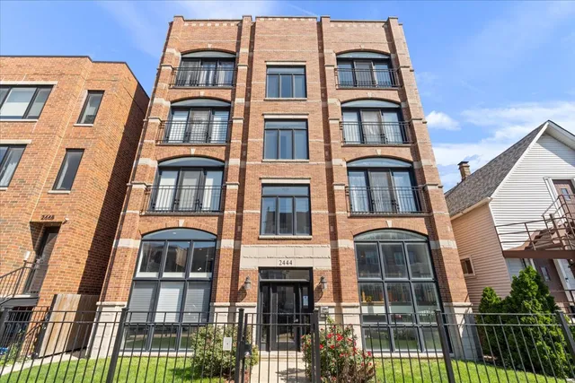 $599,900 | 2444 West Diversey Avenue, Unit 1W, Chicago, IL 60647