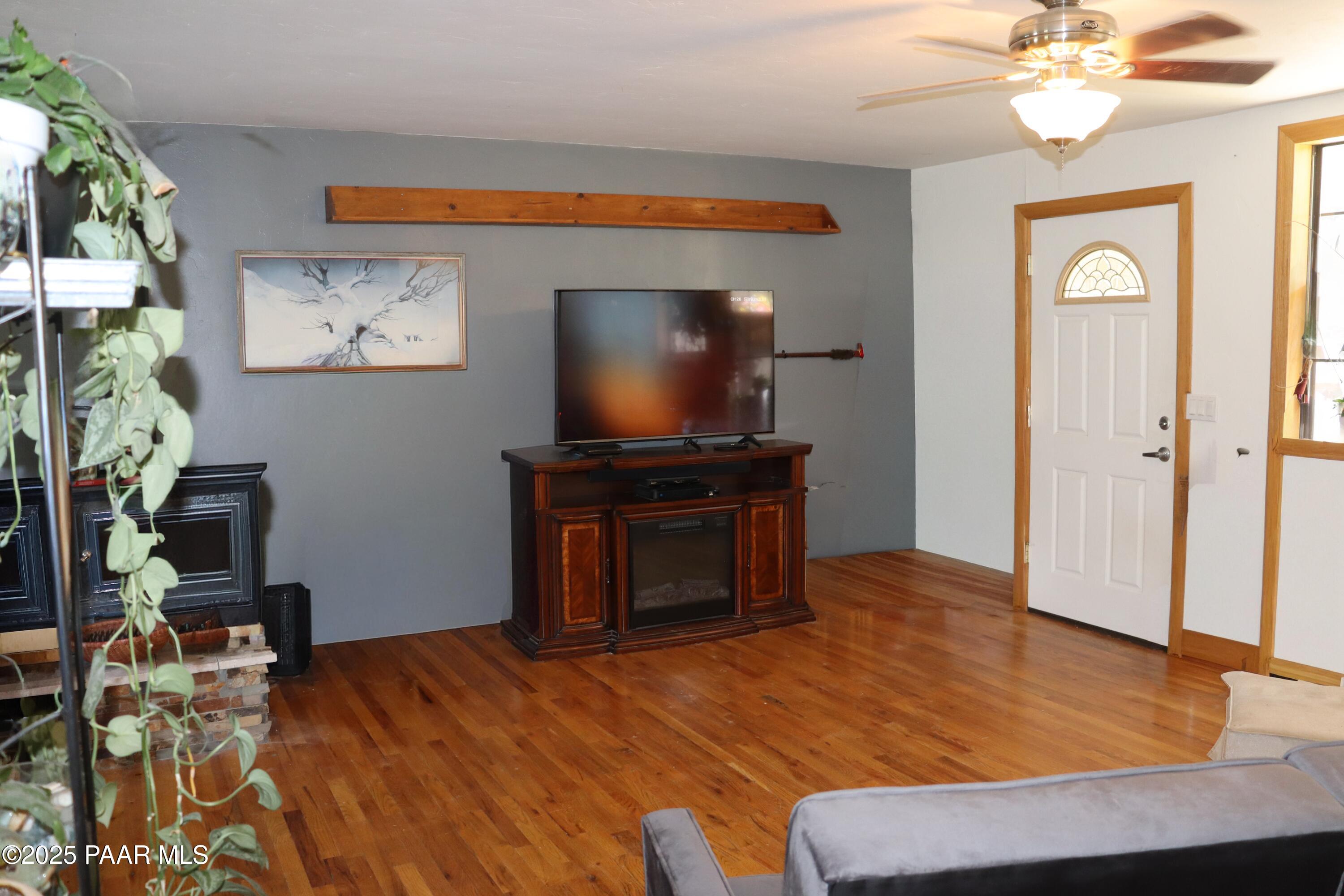 3085 North Diablo Road Chino Valley, AZ 86323 - Photo 19 of 24 a living room with furniture and a flat screen tv
