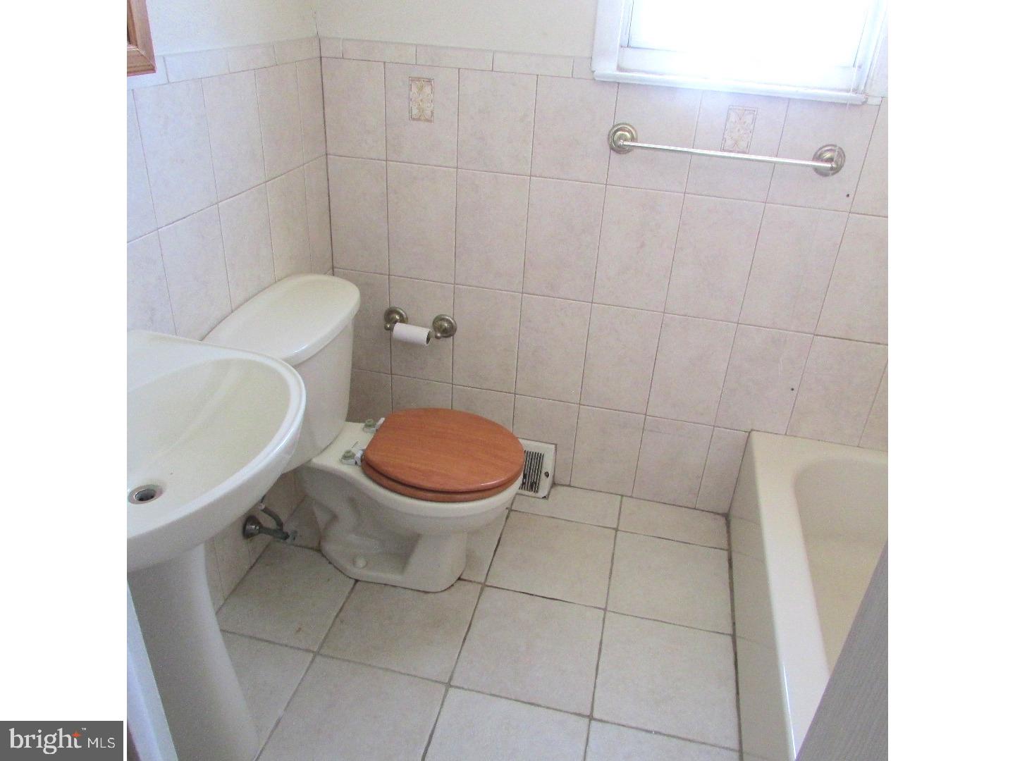813 Avon Road Philadelphia, PA 19116 - Photo 10 of 21 Bathroom