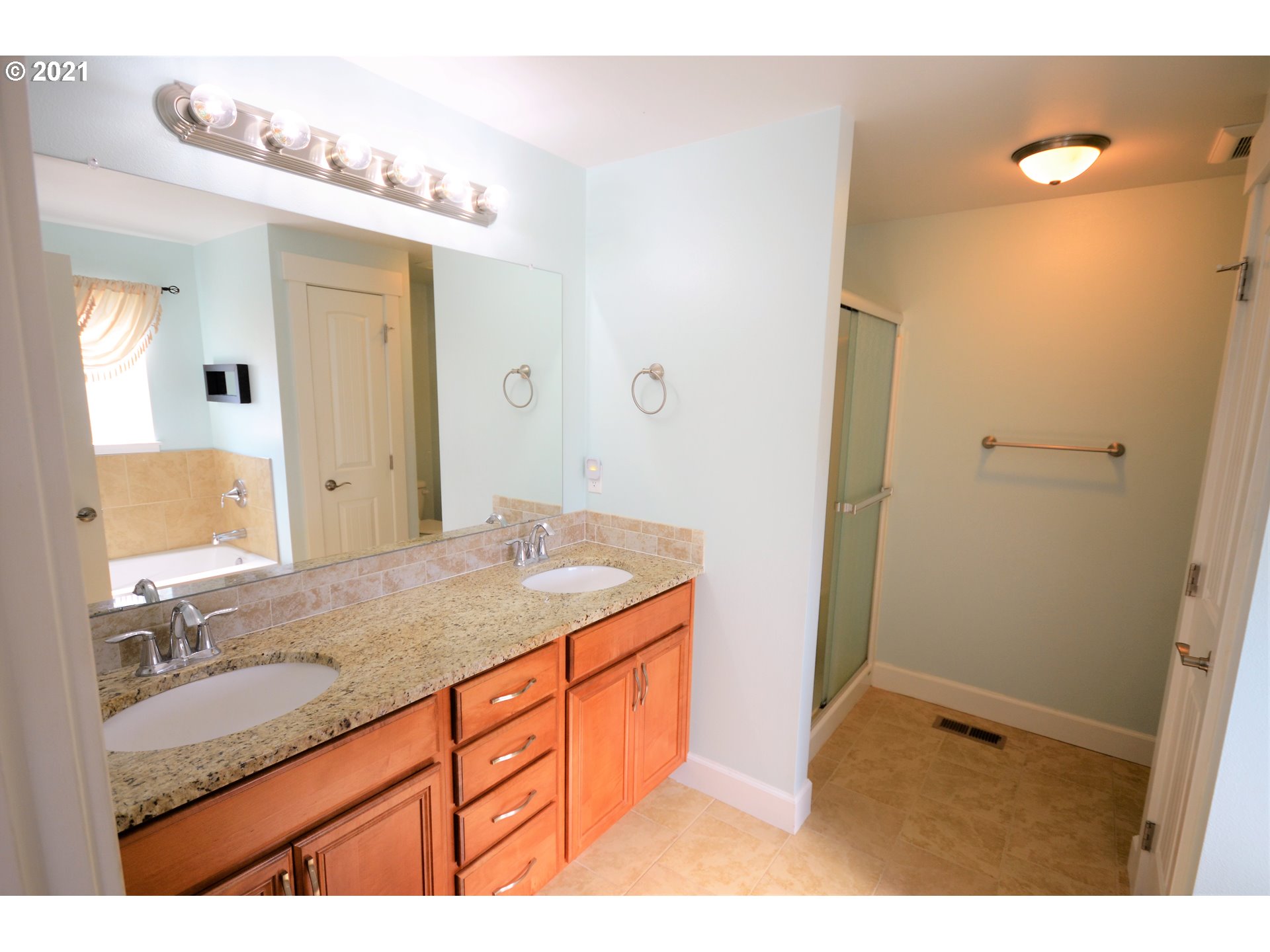 4250 Browns Creek Road The Dalles, OR 97058 - Photo 24 of 32 Bathroom