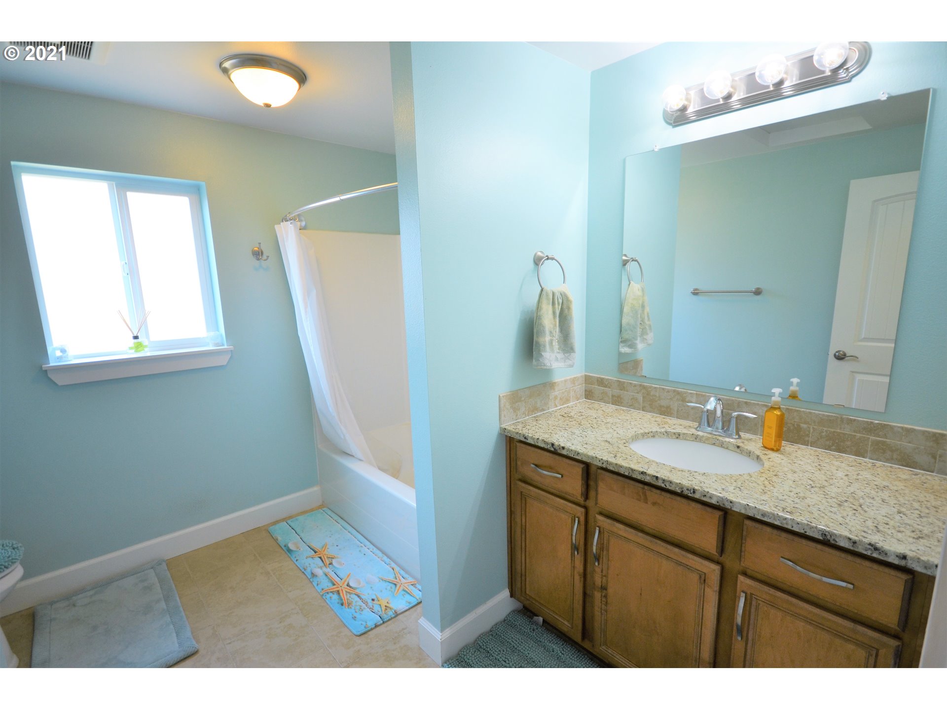 4250 Browns Creek Road The Dalles, OR 97058 - Photo 27 of 32 Bathroom