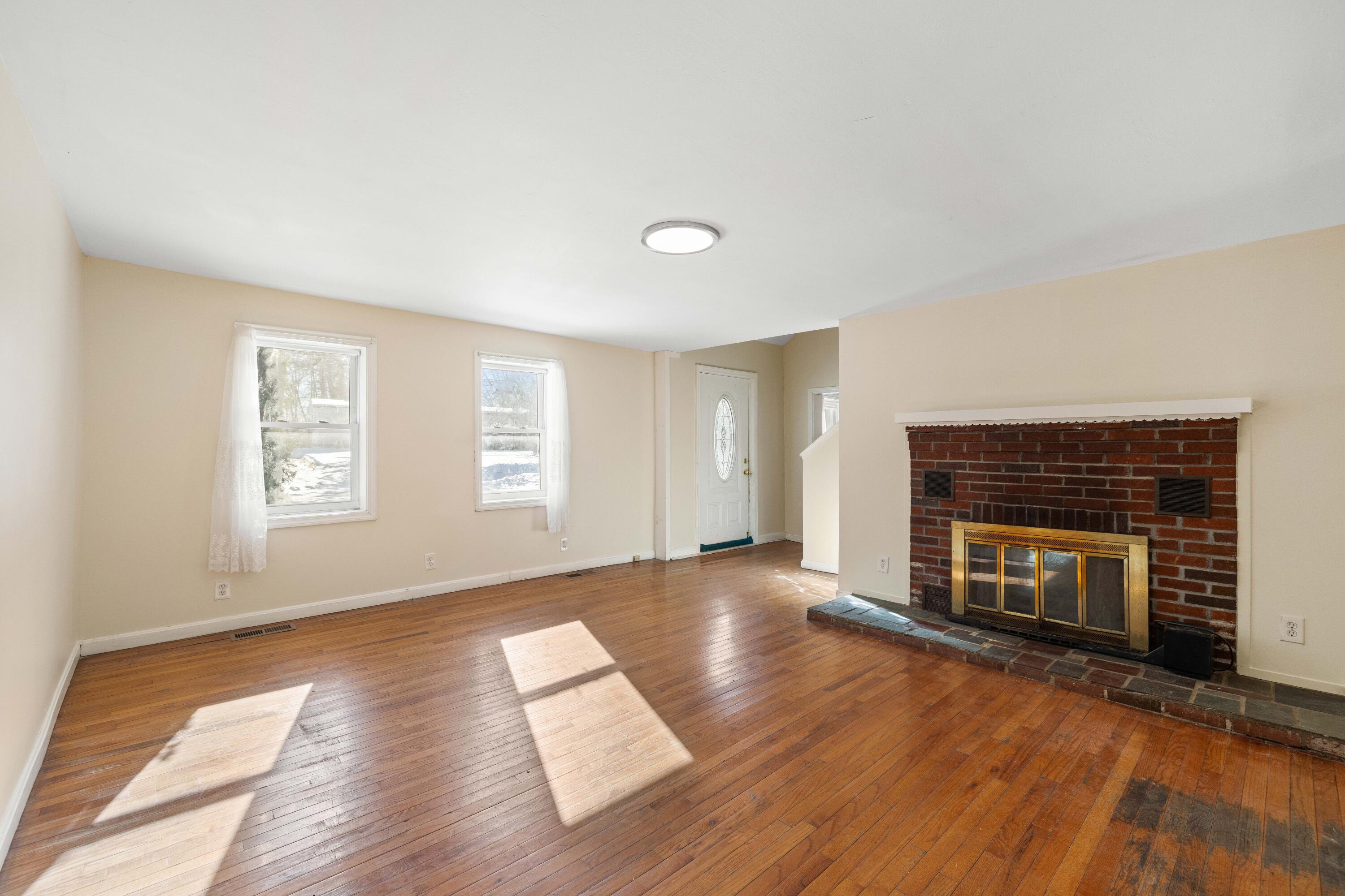 70 Airport Road Sanford, ME 04073 - Photo 10 of 40 Living room