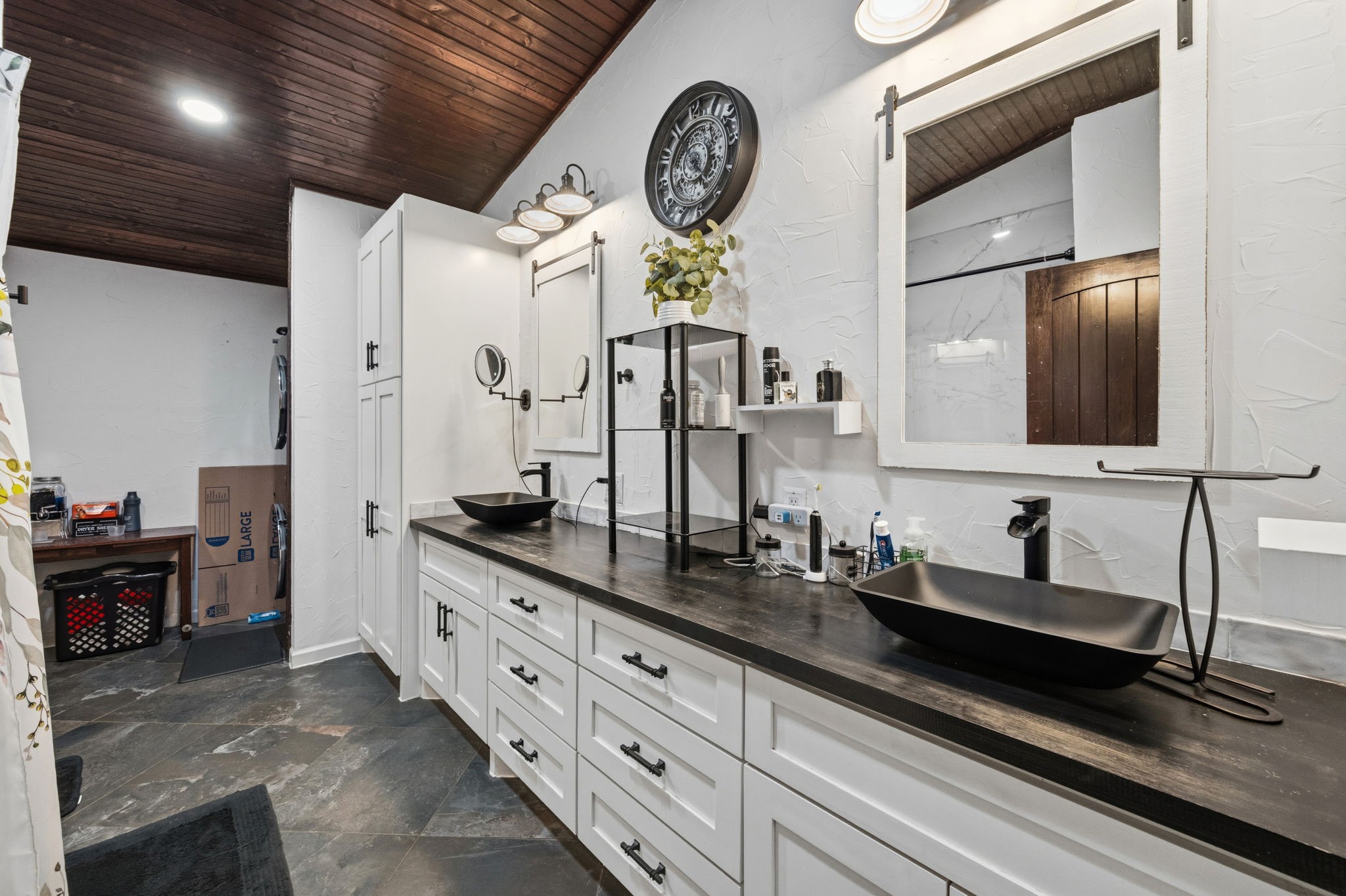 625-635 Gibson Road Livingston, TX 77351 - Photo 17 of 48 The bathroom adjoins to the hallway and has a door adjoining the bedroom closet for private access.
