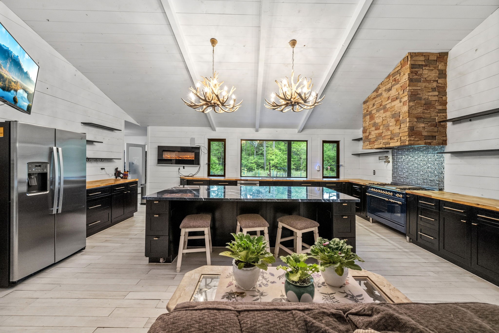 625-635 Gibson Road Livingston, TX 77351 - Photo 32 of 48 Island is spacious and can seat up to four.