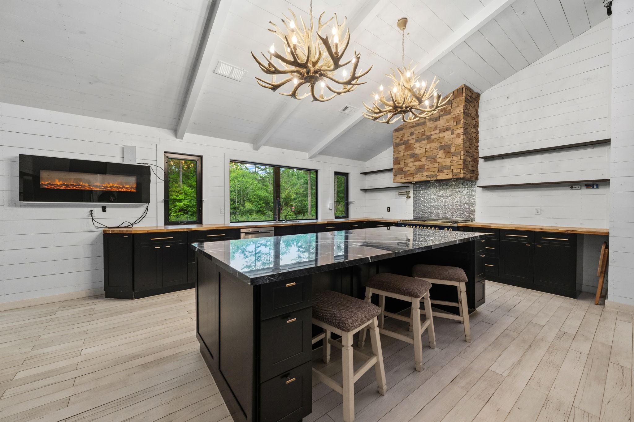 625-635 Gibson Road Livingston, TX 77351 - Photo 33 of 48 Large picture window over the sink area.