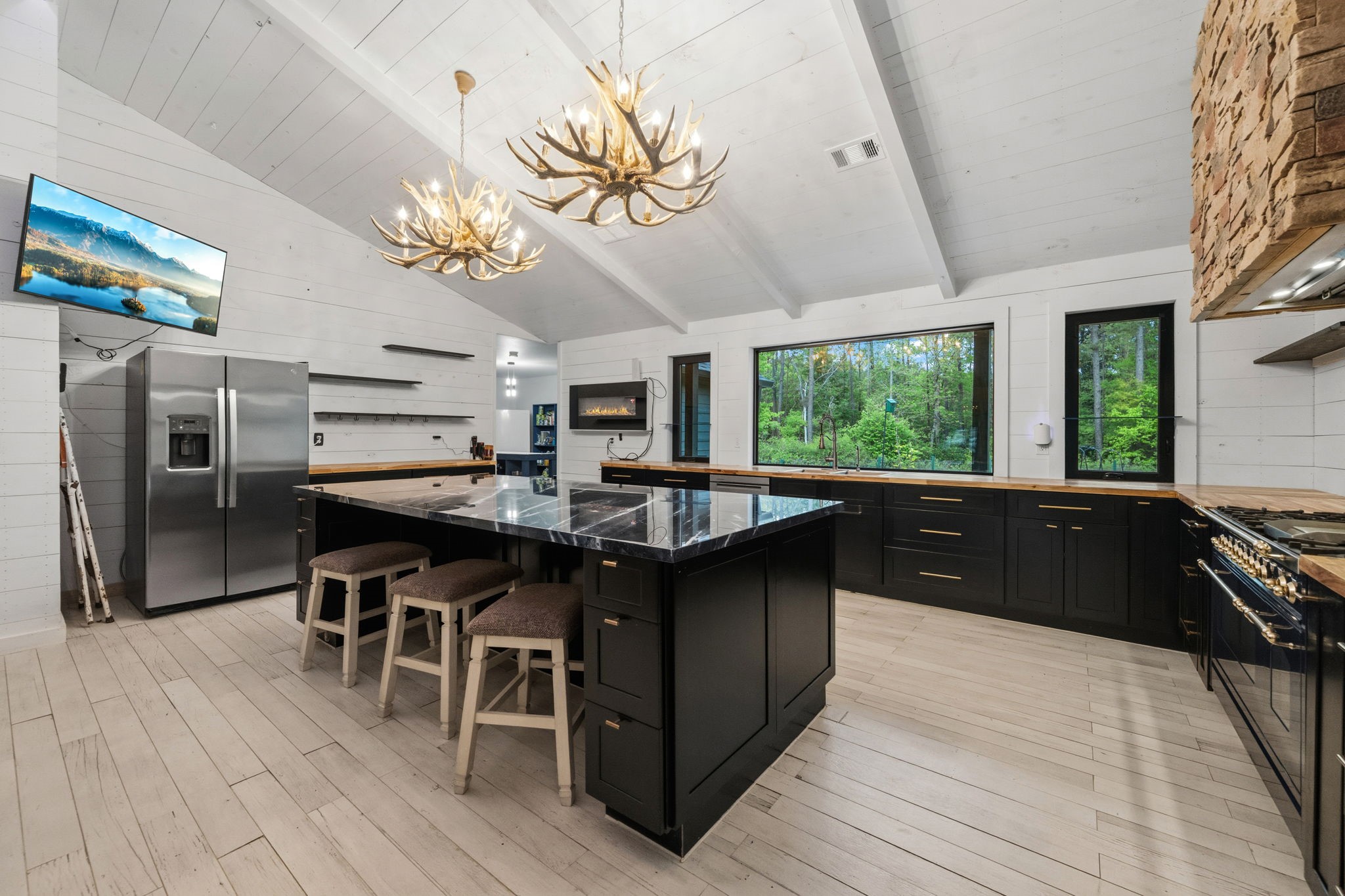 625-635 Gibson Road Livingston, TX 77351 - Photo 34 of 48 Love the Antler Chandeliers