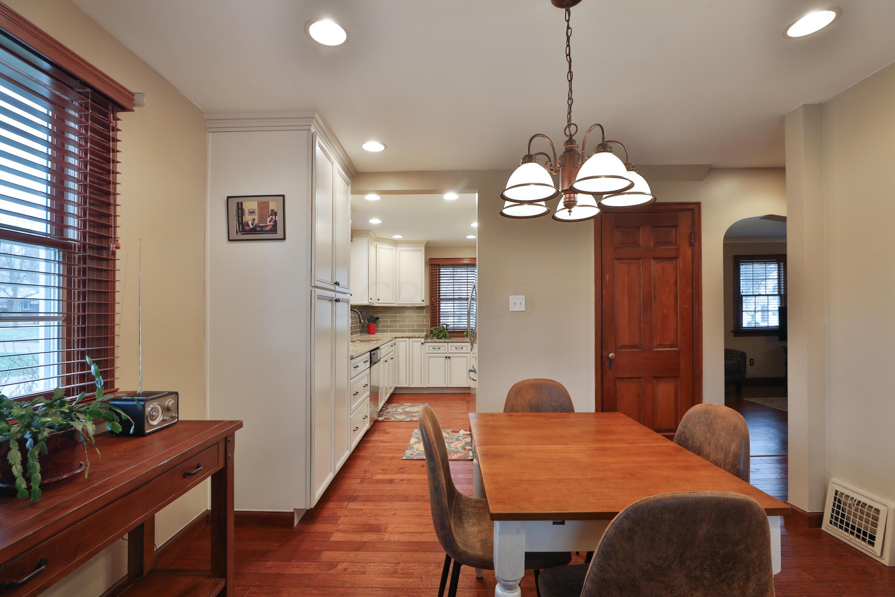 390 East Beaumont Road Columbus, OH 43214 - Photo 12 of 52 Eat-in kitchen