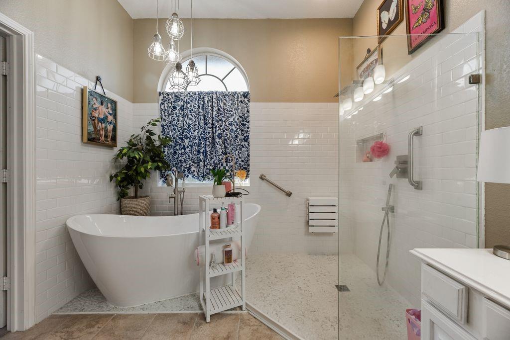 3205 Cape Cod Court Arlington, TX 76017 - Photo 20 of 30 a bath room with a white bath tub and shower