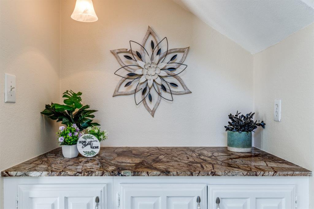 14151 Montfort Drive, Unit 345 Dallas, TX 75254 - Photo 17 of 31 a vase of flowers sitting on a table