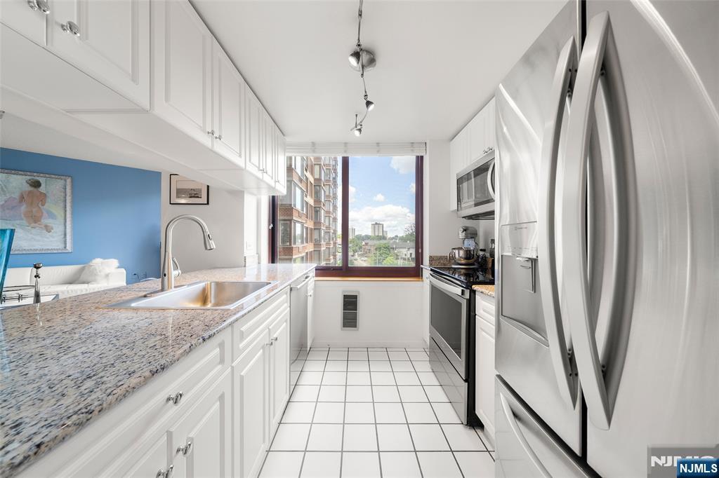 100 Old Palisade Road, Unit 1801 Fort Lee, NJ 07024 - Photo 11 of 24