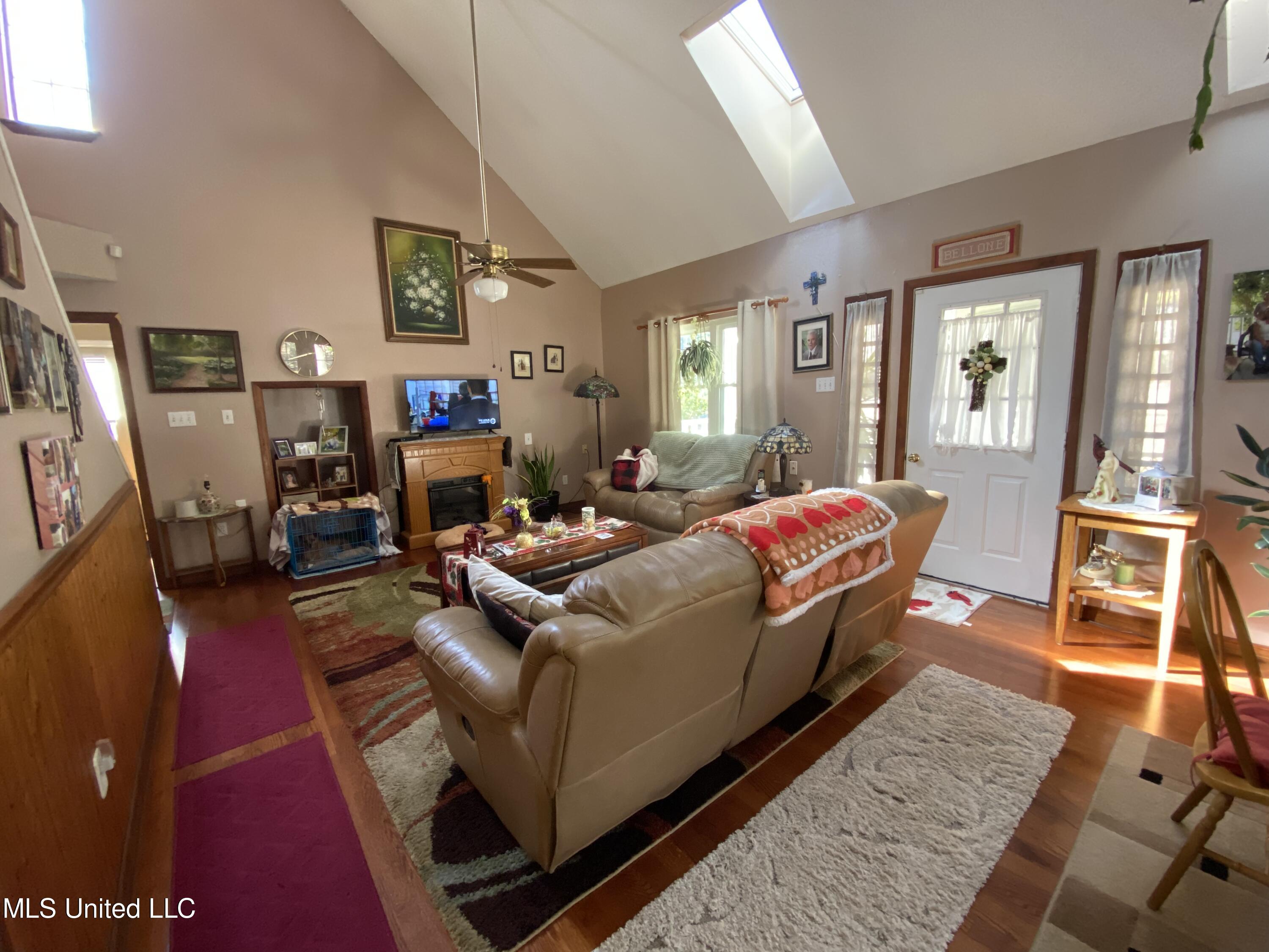 6800 Nutbank Road Moss Point, MS 39562 - Photo 17 of 51 Living Room