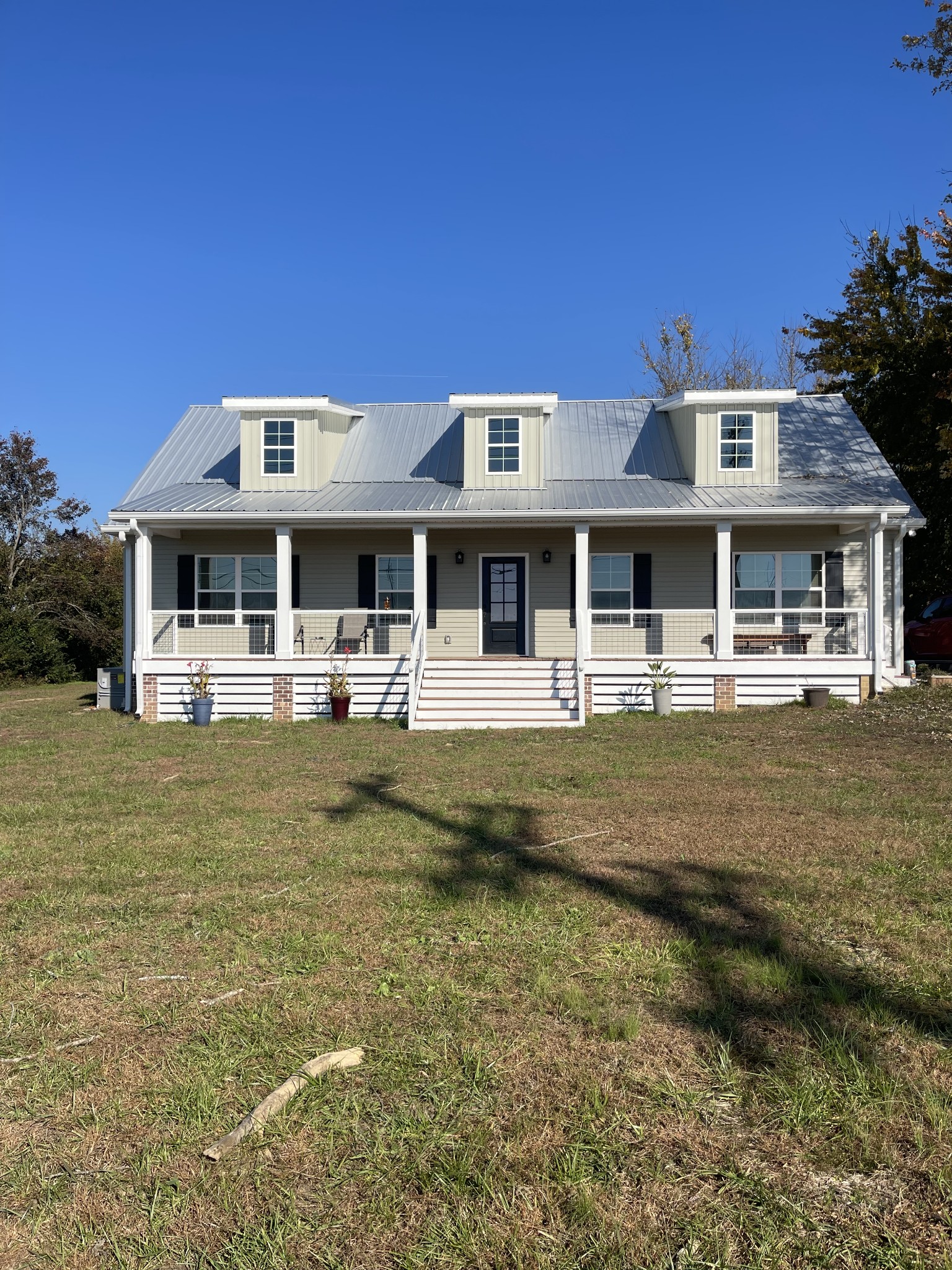 136 Dunn Fall River Road Leoma, TN 38468 - Photo 2 of 25 a front view of a residential apartment building with a yard