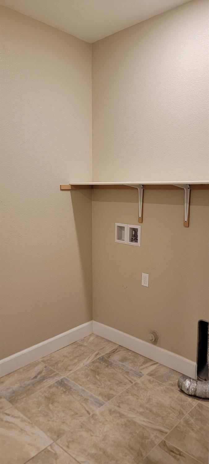 1052 Lavender Street Manteca, CA 95337 - Photo 27 of 29 laundry room