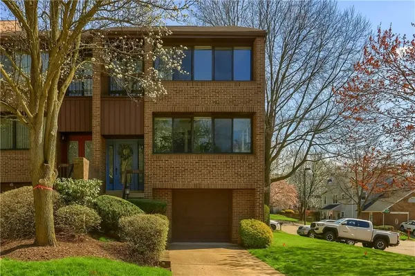 $369,000 | 800 Fairways Drive, Oakmont, PA 15139