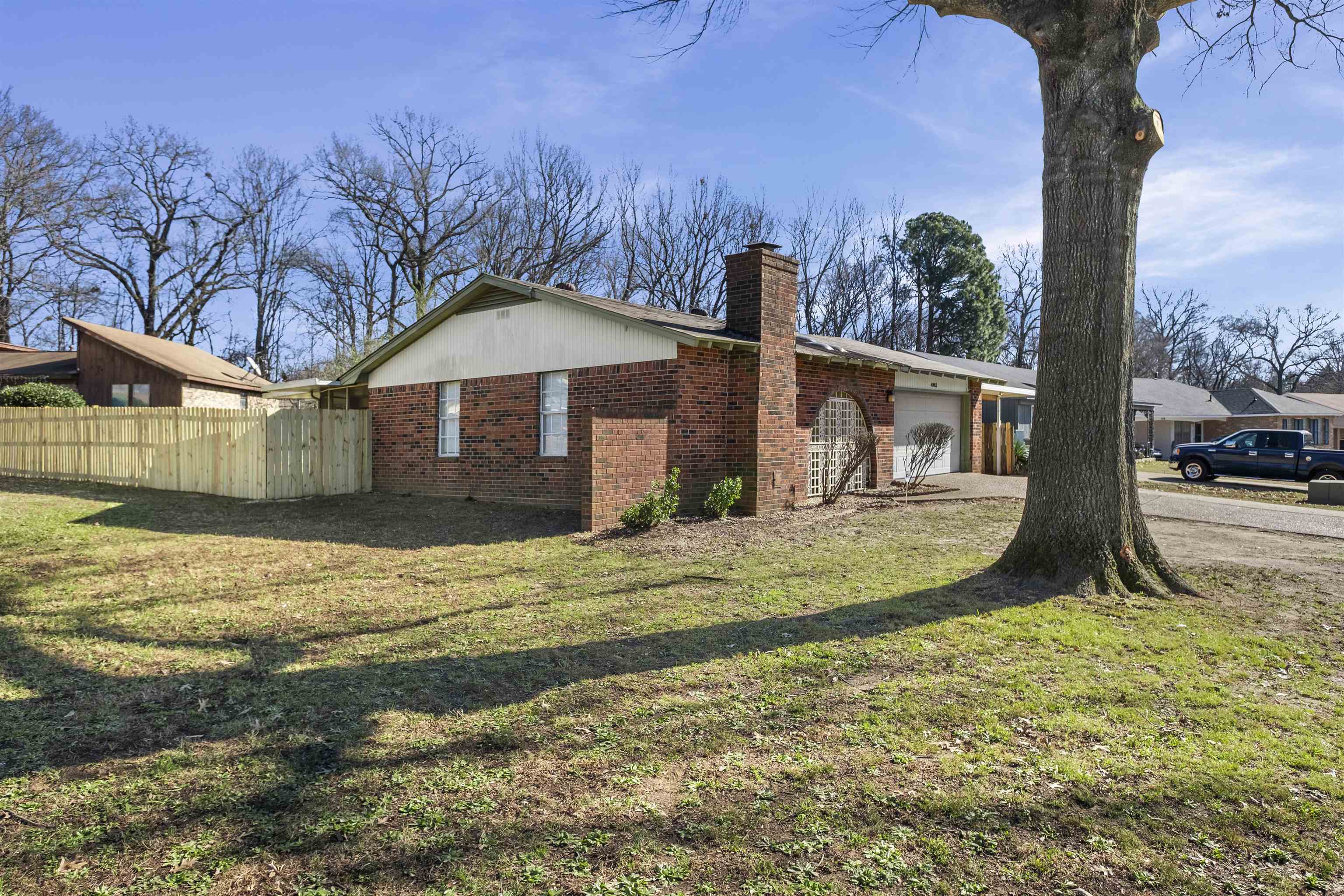 a view of a house with a yard