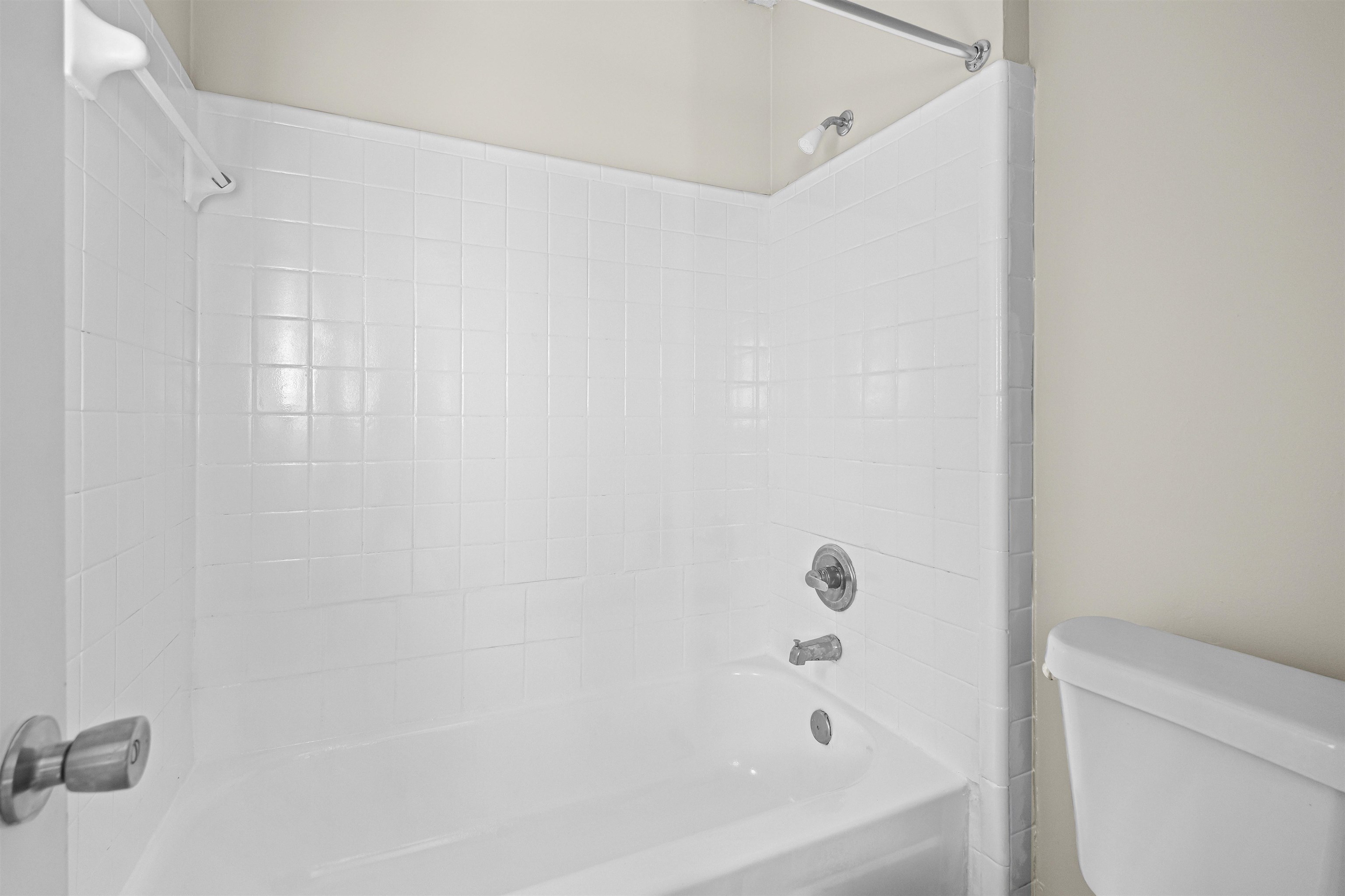 4982 Holly Ridge Drive Memphis, TN 38118 - Photo 22 of 26 a bathroom with a bathtub