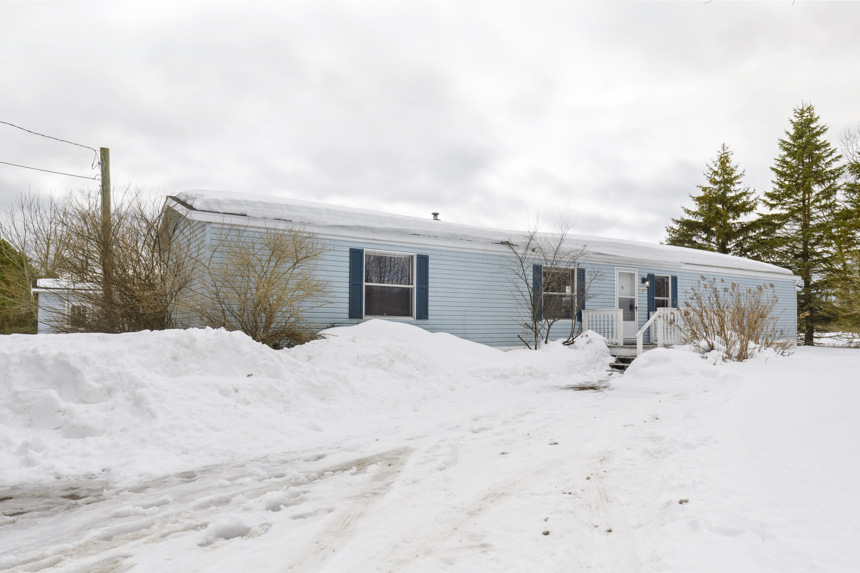 7695 Hoadley Road Benzonia, MI 49616 - Photo 2 of 25 0S5A1512