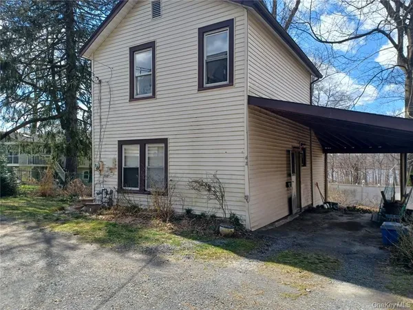 a view of a house with a yard