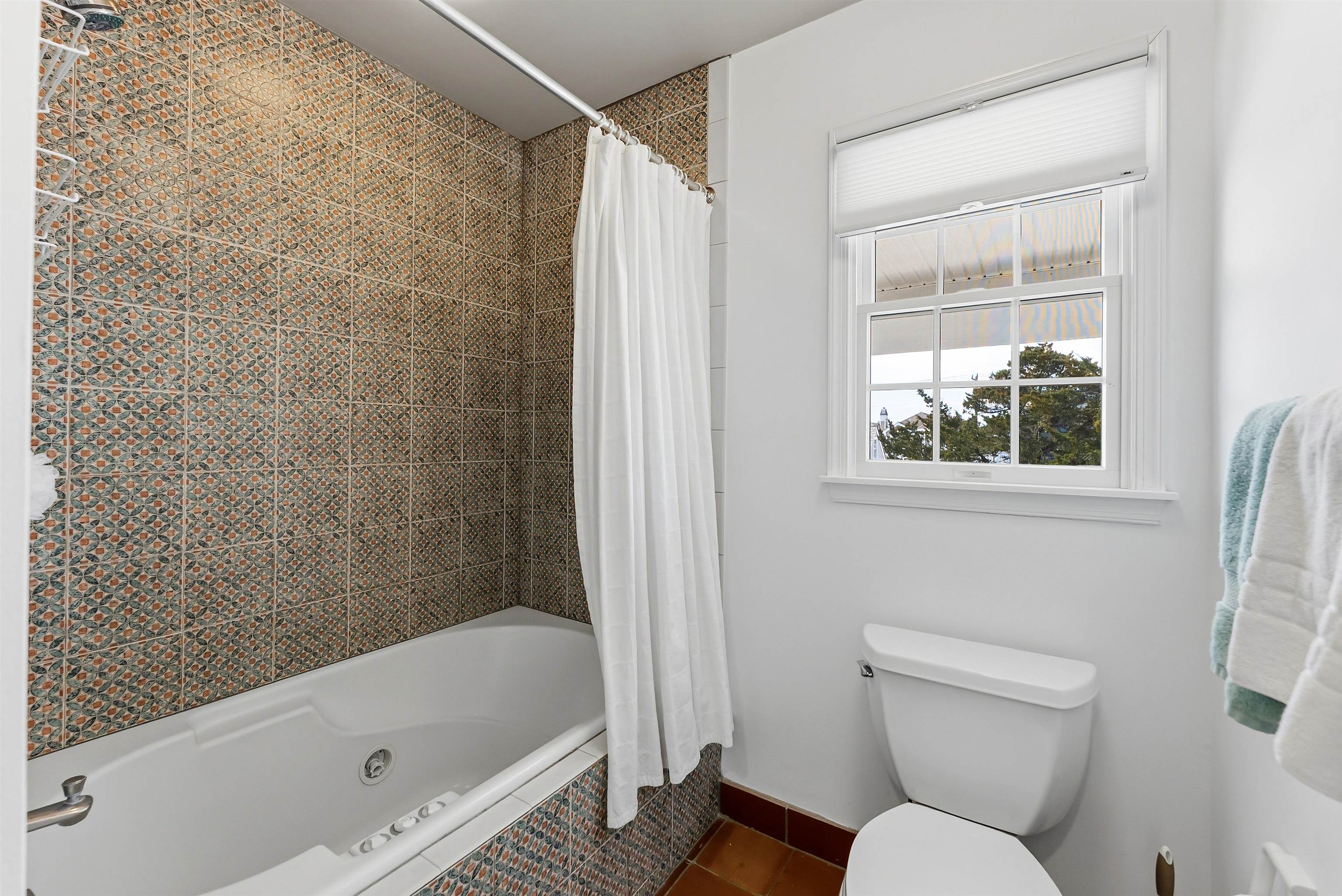 125 98th Street Stone Harbor, NJ 08247 - Photo 20 of 42 a bathroom with a toilet and a bathtub