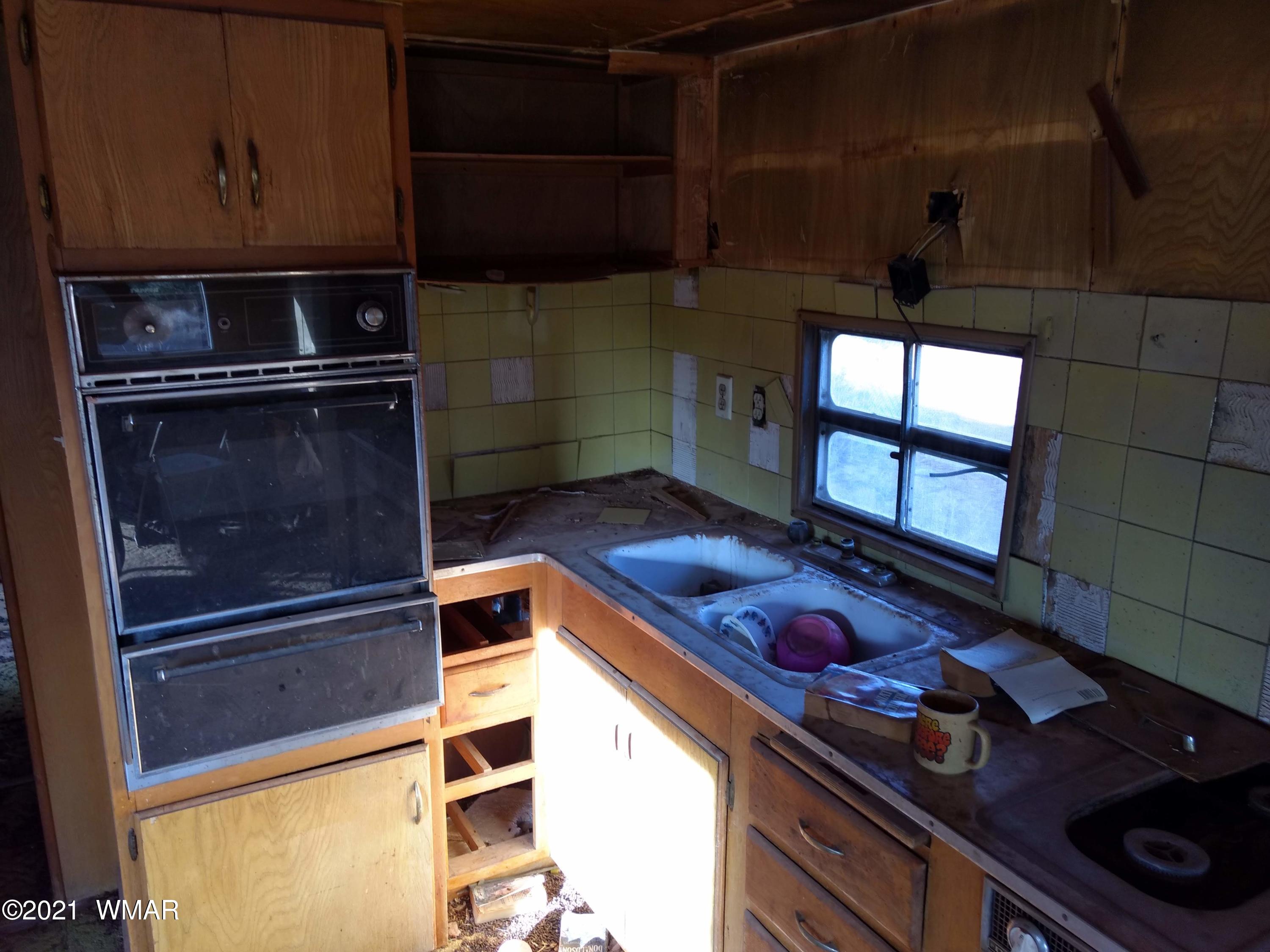 4151 Juniper Road Snowflake, AZ 85937 - Photo 32 of 38 a kitchen with a refrigerator and a stove