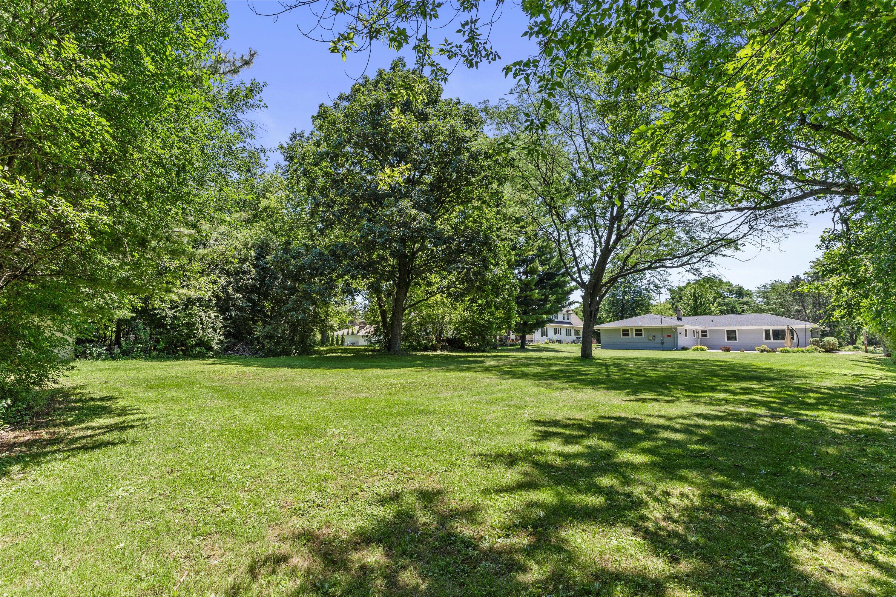 800 East Dean Road Fox Point, WI 53217 - Photo 2 of 35 49-LUKE9492
