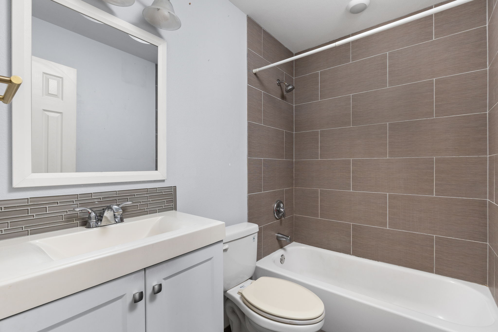 909 Reinli Street, Unit 232 Austin, TX 78751 - Photo 10 of 13 a bathroom with a sink mirror toilet and bathtub